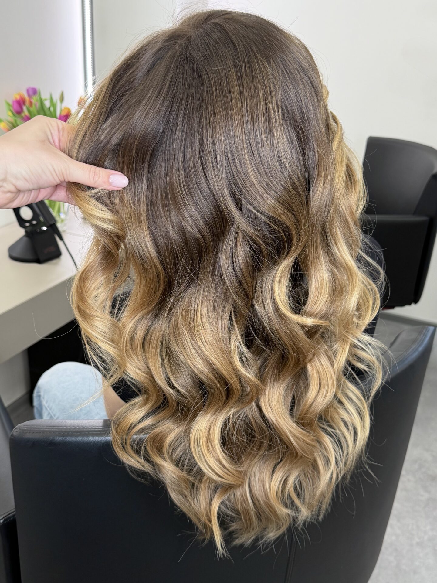 Balayage Brno – přirozený výsledek po zesvětlení balayage Brno po zesvětlení vlasů přirozený blond efekt melír