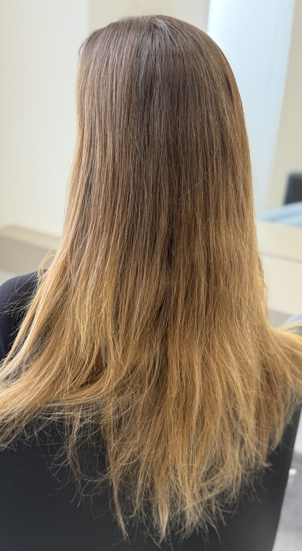 Balayage Brno – před zesvětlením vlasů balayage Brno před zesvětlení vlasů tmavé vlasy příprava na melír