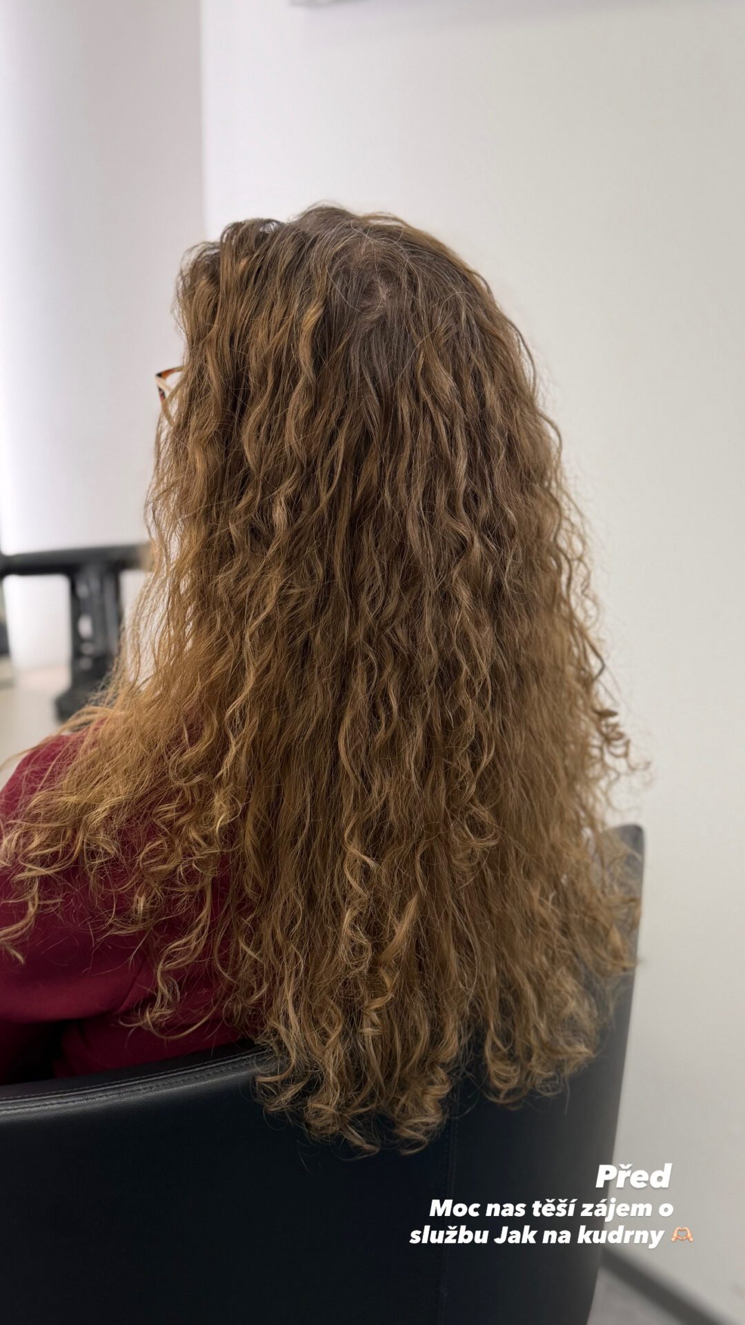 Kudrnaté vlasy Brno – před úprava vlasů Péče o kudrnaté vlasy Brno před a po úprava vlasů curly method
