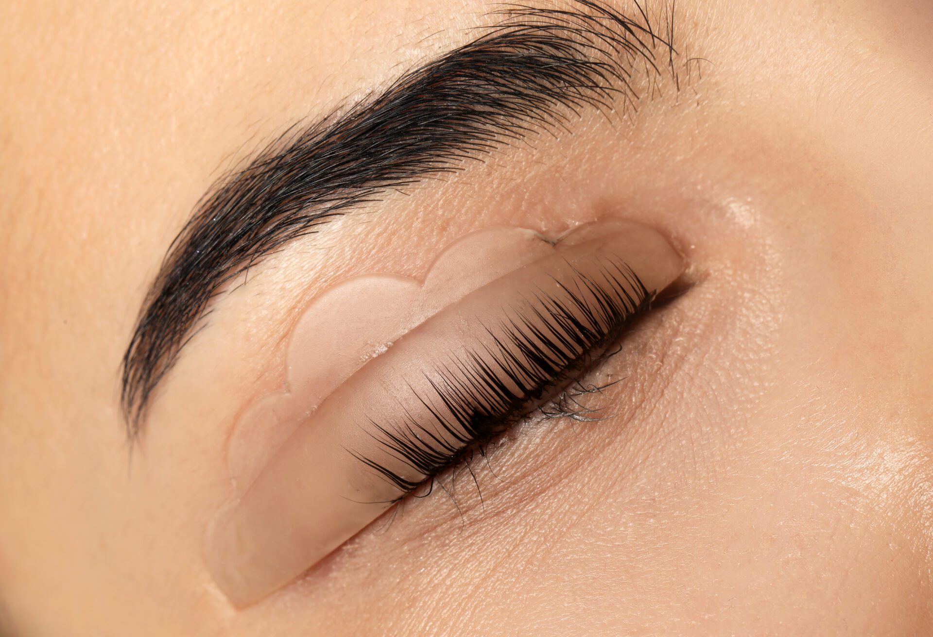 Young woman undergoing eyelash lamination, closeup. Professional service laminace řas Brno kosmetický salon Andrea Medkova přirozené zvýraznění řas